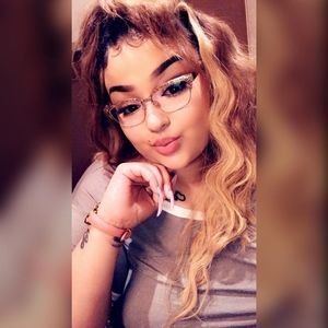 Meet your Posher, Alexis